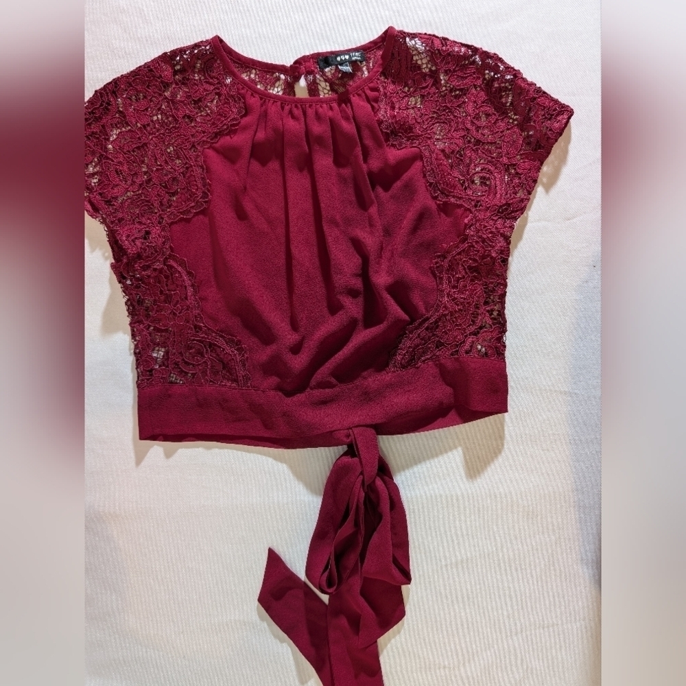 TFNC Lace Shell Top in Burgundy